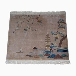 Alfombra china antigua de lana gruesa anudada con templo en forma de pagoda y árboles florales, años 20