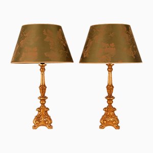 Lámparas de mesa francesas vintage de seda en verde country y lámparas de mesa barrocas italianas de madera dorada de Maison Charles para Maison Jansen. Juego de 2
