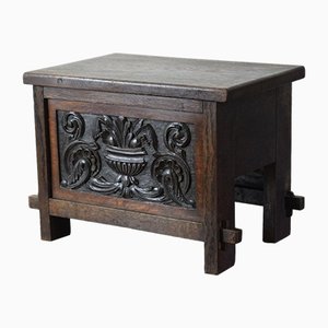 Tavolino antico in quercia con pannelli intagliati a rilievo