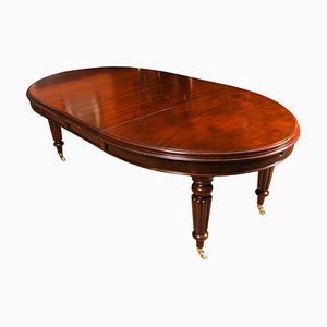 19th Century Victorian Oval Flame Mahogany Extending Dining Table