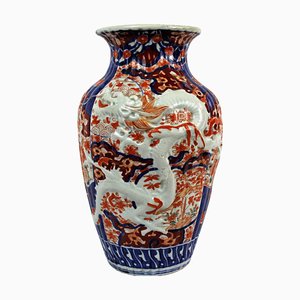 Balustervase aus Imari-Porzellan mit Drachenrelief, 19. Jh.