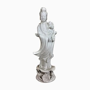 Figura Guanyin in porcellana Blanc de Chine con fiore di loto, 1900