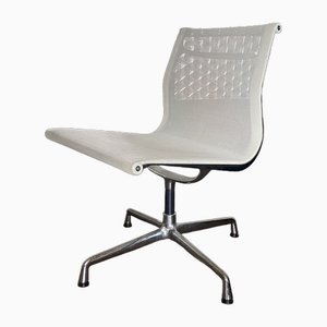 Silla giratoria EA 107 de cromo y malla de aire de Charles & Ray Eames para Vitra, 2001