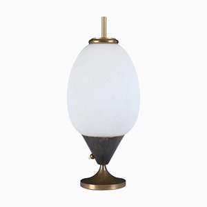 Lampada da tavolo Mid-Century moderna a forma di uovo in ottone e vetro opalino, Italia, anni '50