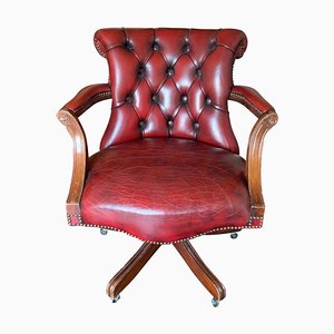 Klassischer Chesterfield Captain's Drehsessel aus Ochsenblut Leder mit Messingdetails, 1970er