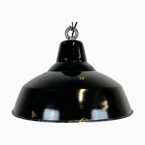 Lámpara colgante de fábrica industrial esmaltada en negro con superficie de hierro, años 60