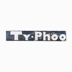 Frühes 20. Jh. 9 Fuß Reclaimed Reclaimed Holzschild für Typhoo Tea, 1940er