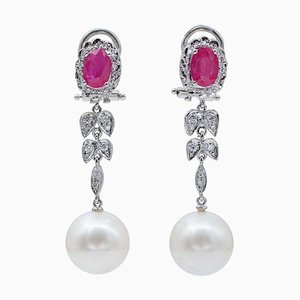 Aretes colgantes de platino con perlas blancas, rubíes y diamantes, años 70. Juego de 2