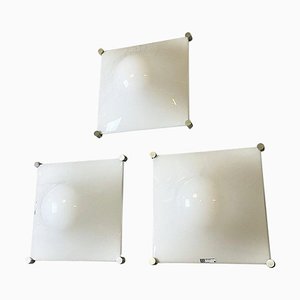 Lámparas de pared italianas modernas de aluminio y plástico blanco de Martinelli Luce, años 70. Juego de 3