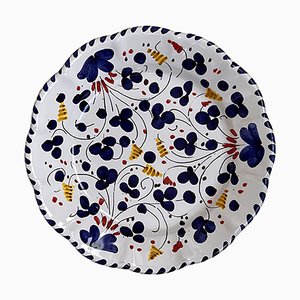 Mittelgroßer Deruta Teller mit blauen Blumen von Popolo