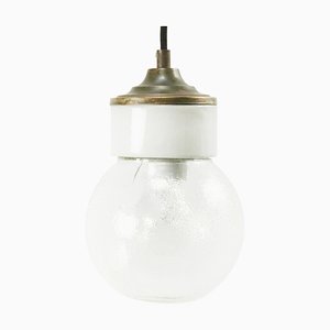 Lámparas colgantes industriales vintage de latón de vidrio claro con textura de porcelana blanca