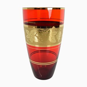 Vaso in vetro rubino con decorazioni in oro attribuito a Jan Gabrhel, anni '60