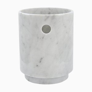 Handgefertigte Glacette mit abgerundetem Fuß aus weißem Carrara Marmor von Fiam