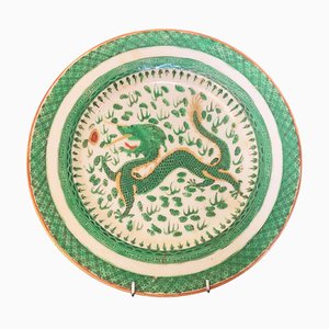 Plato chino de porcelana con decoración de dragón, década de 1700