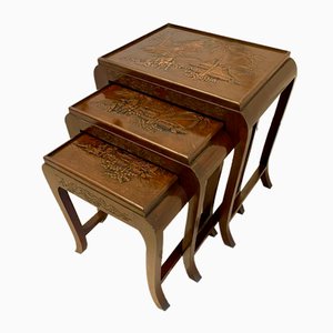 Tavolini ad incastro antichi in teak intagliato, 1920, set di 3