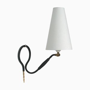 Lámpara de mesa o pared ajustable de latón negro y baquelita atribuida a Kaare Klint, años 50