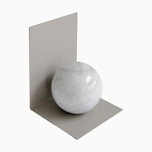 Handgefertigte Metall Buchstütze mit Kugel aus weißem Carrara Marmor von Fiam