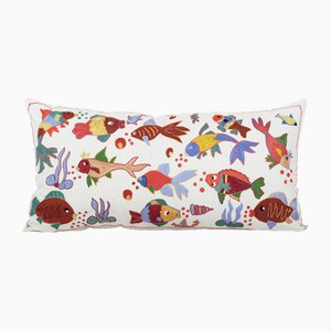 Almohada larga Suzani bordada con estampado de peces, década de 2010