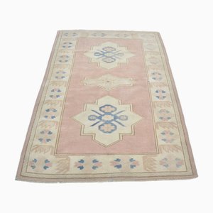 Moderner handgefertigter Teppich in Rosa & Beige