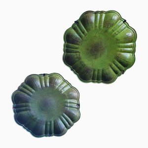 Platos de porcelana esmaltada en verde para colgar de Inthai Barcelona. Juego de 2