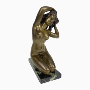 Escultura de mujer de bronce dorado con base de mármol verde de Guatemala, años 20