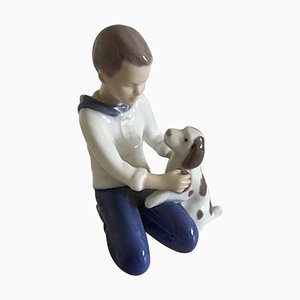 Nr. 2334 Figur eines Jungen beim Bürsten seines Hundes von Bing & Grøndahl, 1940er