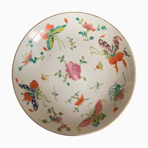 Plato chino de porcelana del siglo XIX con decoraciones de mariposas, década de 1850