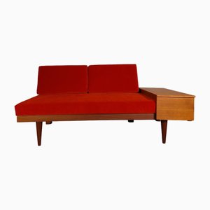 Sofá cama noruego Mid-Century modelo Svanette de madera de teca y tela roja de Ingmar Relling para Ekornes, años 60