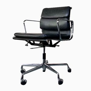 Soft Pad Chair Ea 217 par Charles & Ray Eames pour Vitra en Cuir Noir