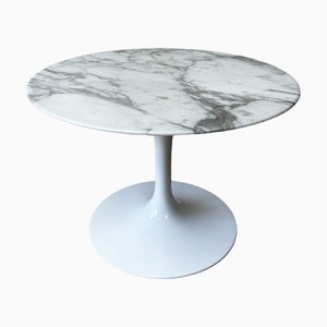 Mesa auxiliar Tulip de mármol de Eero Saarinen para Knoll Studio