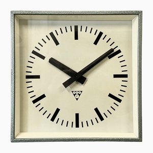 Orologio da parete industriale quadrato verde di Pragotron, anni '70