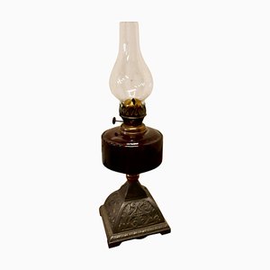 Lampada a olio in vetro di mirtillo rosso su base decorativa in ferro, anni '70 dell'Ottocento