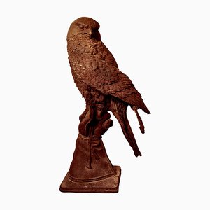 Verwitterte gusseiserne Statue eines Falken auf behandschuhter Hand, 1900er