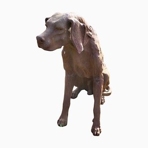 Estatua grande de hierro fundido desgastado de un perro de caza, años 60