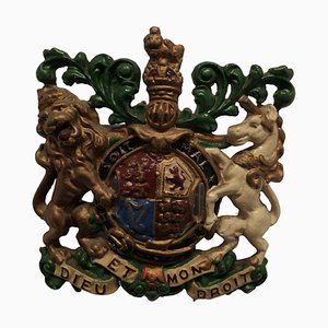Placa con escudo real victoriana de hierro fundido, años 50