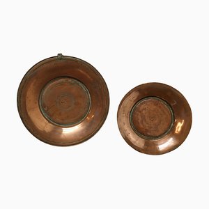 Platos de cobre hechos a mano, década de 1890. Juego de 2