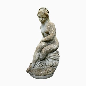 Estatua de la diosa Tyche con una serpiente, años 20