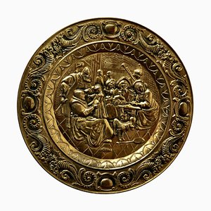 Cargador colgante de pared Arts & Crafts grande de latón en relieve, años 30