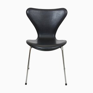 Chaise Seven Series en Frêne Laqué Noir et Cuir par Arne Jacobsen, 2016