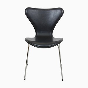 Sedia della serie Seven in frassino laccato nero e pelle di Arne Jacobsen, 2016