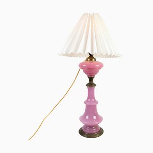 Lampada da tavolo in vetro opalino rosa con base in ottone, 1880