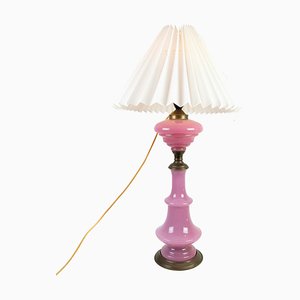 Lámpara de mesa de vidrio opalino rosa con base de latón, 1880
