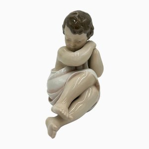 Statuetta in porcellana Cuddling Baby di Royal Copenhagen, Danimarca, 1951