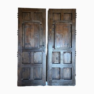 Puerta española vintage de madera y hierro forjado con ventanas interiores