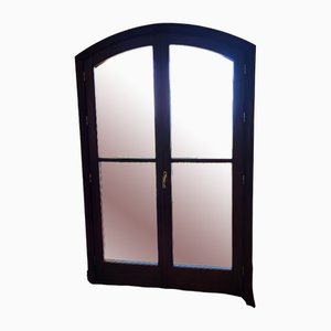 Ventana de balcón vintage grande con 2 hojas de madera y cerradura de bronce dorado