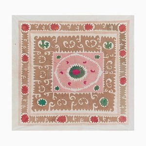 Vintage weiß verwaschene und rosa Stammes-Stickerei usbekischer Suzani Wandteppich oder Tischdecke