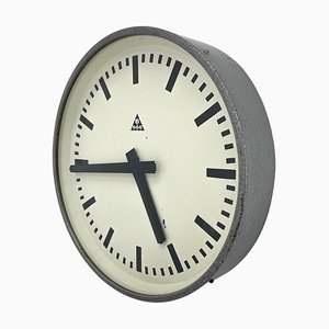 Reloj de pared industrial vintage atribuido a Pragotron, años 50