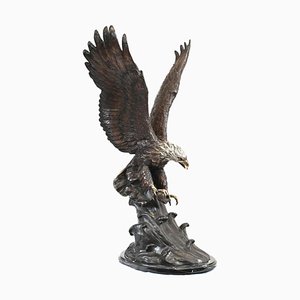 Estatua grande de bronce del águila dorada estadounidense