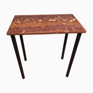 Tavolo con base in ferro e ottone con ripiano in marmo rosso, anni '50