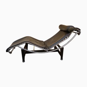 Chaise longue modello Lc4 in pelle nera di Le Corbusier per Cassina, anni '90